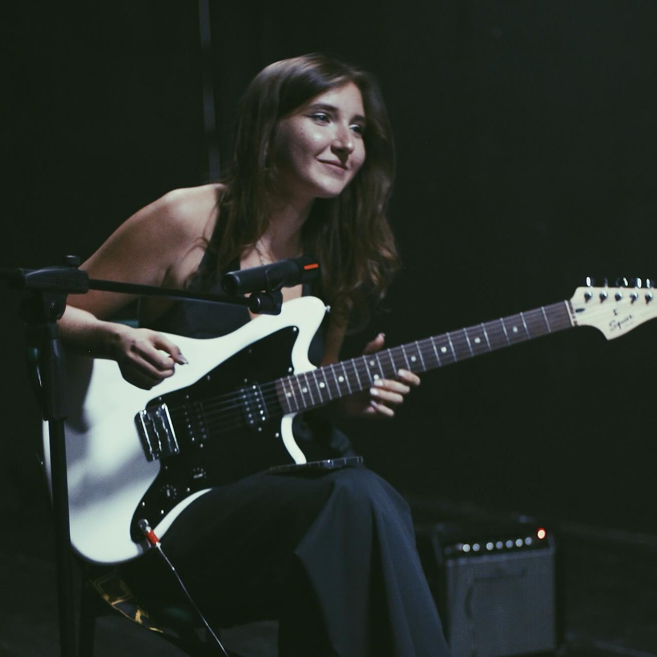 Alexandra Cretu playing guitar